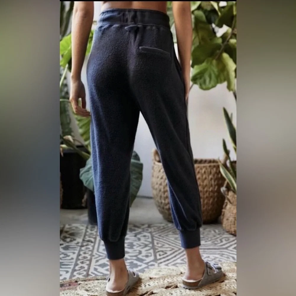 FREE PEOPLE MOVEMENT Navy Blue
Radiant Terry Hoodie & Pant Twin Set - Picture 12 of 16